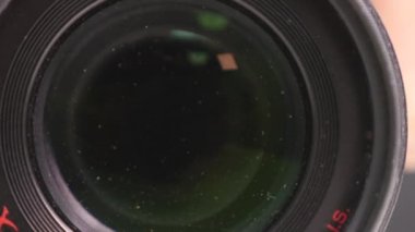 Kamera zoom. Yakınlaştırma ve uzaklaştırma objektifi ile profesyonel video kamera closeup çekim.
