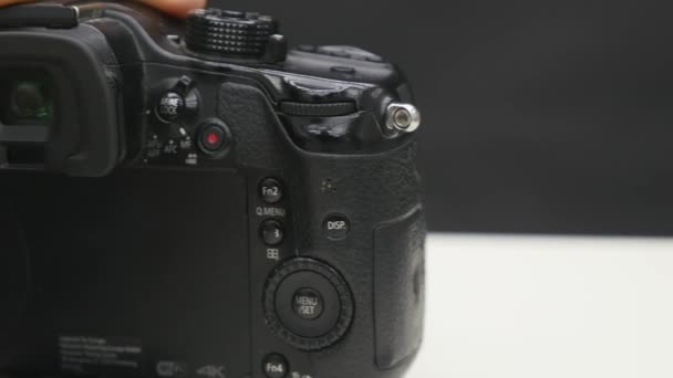 Detailní pohled na digitální fotoaparát — Stock video