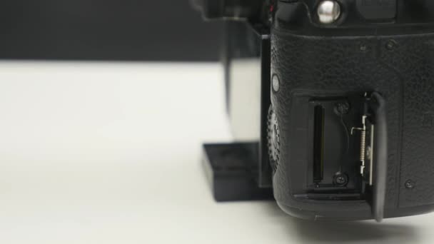 Inserimento della scheda di memoria SD in uno slot per schede DSLR dal lato — Video Stock