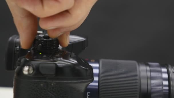 Girando a roda de configurações na câmera fotográfica — Vídeo de Stock