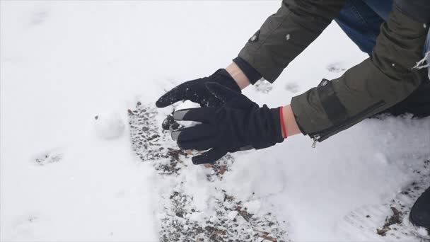 Молодий чоловік робить сніжки — стокове відео