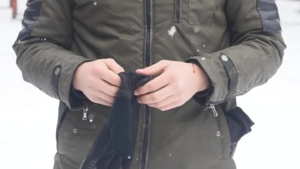 Stilvoller Mann trägt Handschuhe — Stockvideo