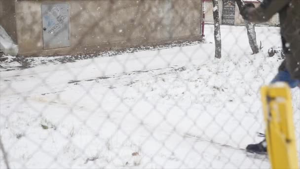 Człowiek, poślizgnięcia się na lodzie. zwolnionym tempie — Wideo stockowe
