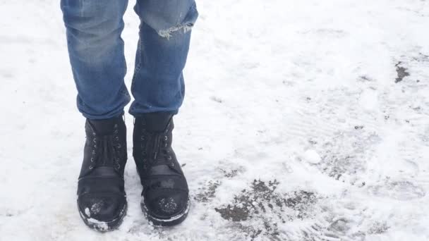 Feet of man go on snow winter — Stock Video
