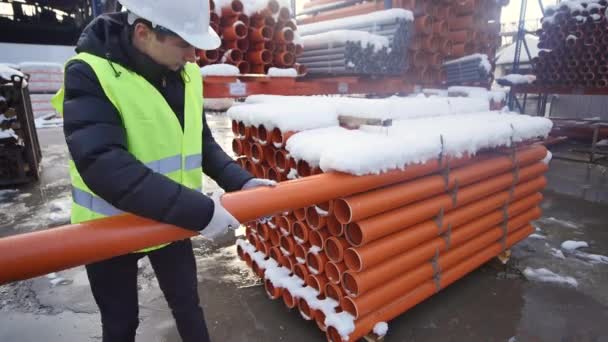 Tubos de PVC naranja apilados en obra — Vídeos de Stock