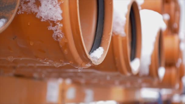 Tubos de aço ferrugem cacho no armazém com neve — Vídeo de Stock