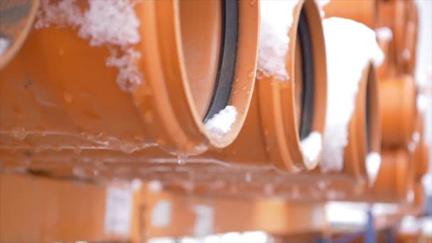 Tuyaux en acier rouille bouquet en entrepôt avec neige — Video