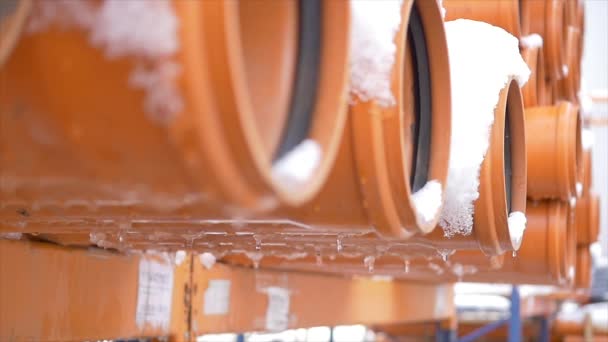 Куча ржавых стальных труб на складе со снегом — стоковое видео