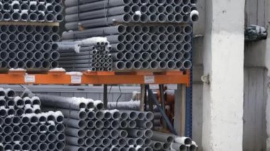 yapı ve İnşaat malzemeleri ile birlikte ahşap palet yükleme, dağıtım ve depolama için bir ambar bahçede açık havada metal raflar üzerinde depolanan Satılık