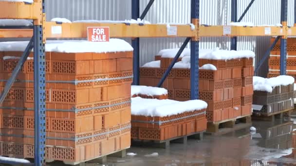 Zásobník oranžový hliněných cihel se sněhem slova "na prodej" — Stock video
