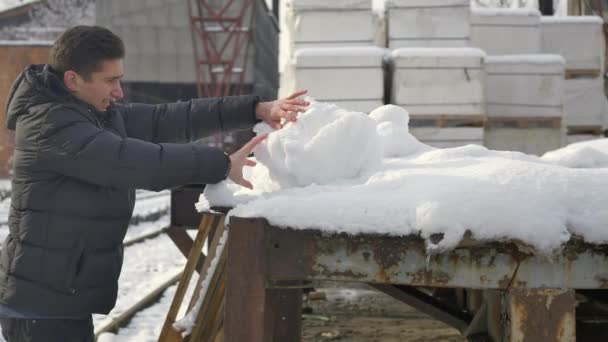 Rukama dotýká sníh, zimní bílé pozadí — Stock video