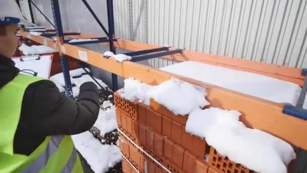 Werknemer in groen, beschermende uniform storehouse schoonmaken — Stockvideo