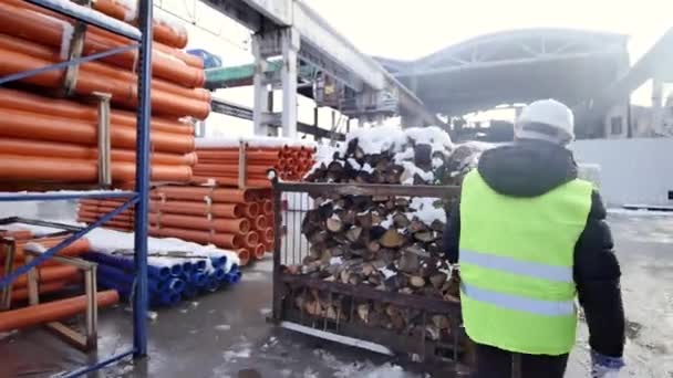 Verkauf von Baumaterialien, die auf Metallregalen im Freien auf einem Lagerplatz gelagert werden, zusammen mit Holzpaletten für die Verladung, Verteilung und Lagerung — Stockvideo