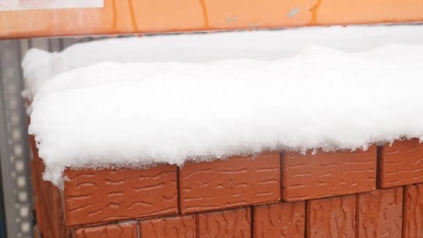 Pilha de tijolo de barro laranja com neve "Para venda" palavras — Vídeo de Stock