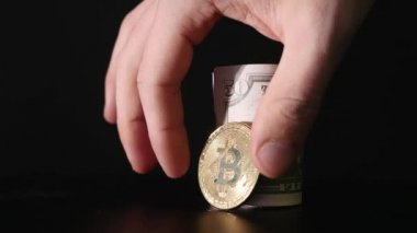 Bitcoin madeni para ve bükülmüş Doları Lirası üstünde siyah bir arka plan
