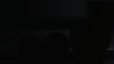 Altın bitcoin sikke ve klavye arka plan üzerinde bozuk evro para kapatın