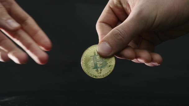 Mans hand převody bitcoinu a přijímá dolarů — Stock video