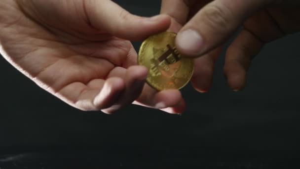 Mans hand överföringar bitcoin och mottar dollar — Stockvideo