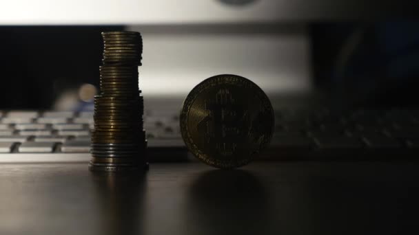 黄金 bitcoin コインとキーボードの背景にコインをクローズ アップ — ストック動画