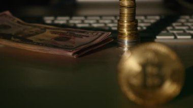 Altın bitcoin sikke ve paralar klavye ve dolar banknotların arka plan üzerinde yakın. seçici odak