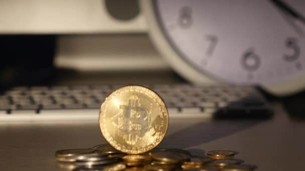 Närbild av gyllene bitcoin mynt på många mynt på tangentbordet bakgrund — Stockvideo