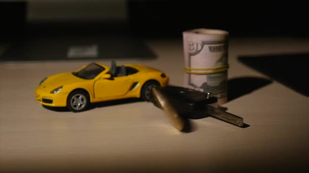 Bitcoin con piccola auto e chiavi dalla macchina e dollari contorti — Video Stock