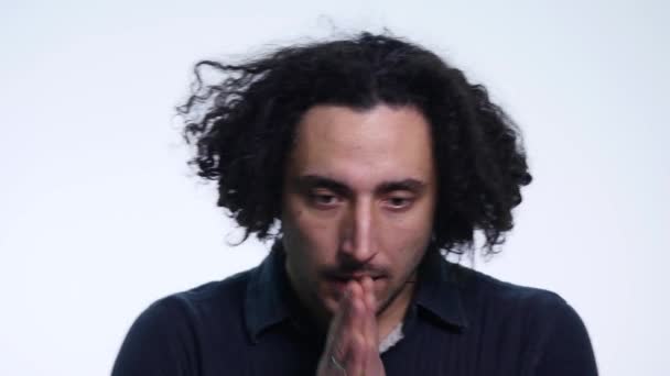 Carismático barbudo jovem em camisa preta no fundo branco mostra emoções diferentes — Vídeo de Stock