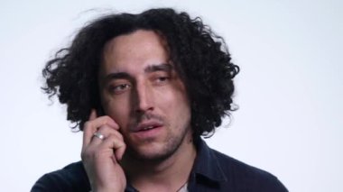 kızgın adam cep telefonu beyaz arka plan üzerinde konuşuyor