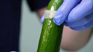 Salatalık prezervatif ile holding erkek eller. Güvenli seks kavramı