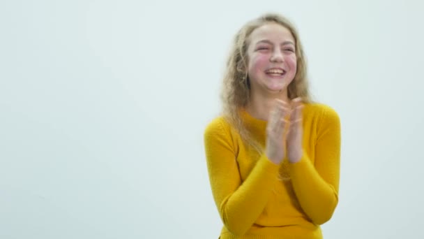 Jeune fille applaudissements mains sur fond blanc — Video