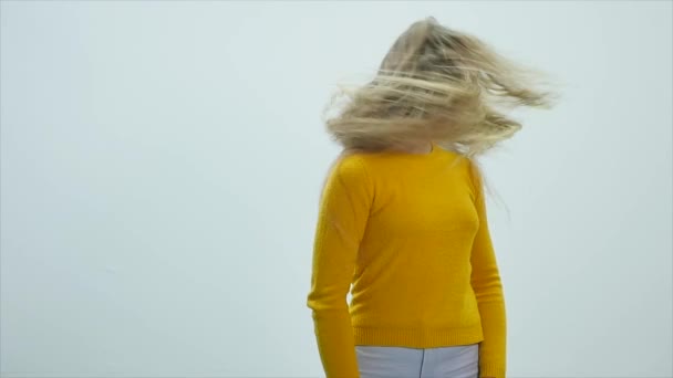 Молодая девушка-подросток качает головой, играет с волосами и смотрит в камеру — стоковое видео