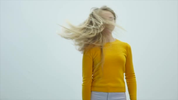 Junges Teenager-Mädchen schüttelt den Kopf, spielt mit Haaren und blickt in die Kamera — Stockvideo