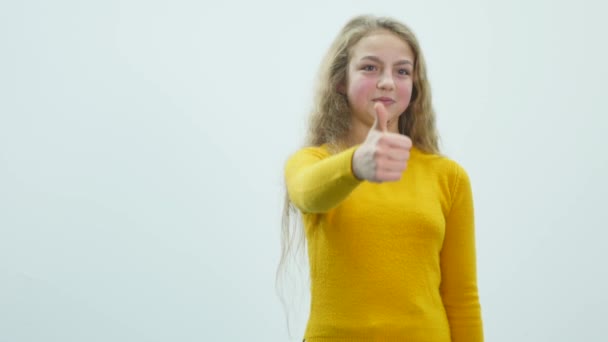 Meisje weergegeven: duimschroef opwaarts geïsoleerd op een witte achtergrond — Stockvideo