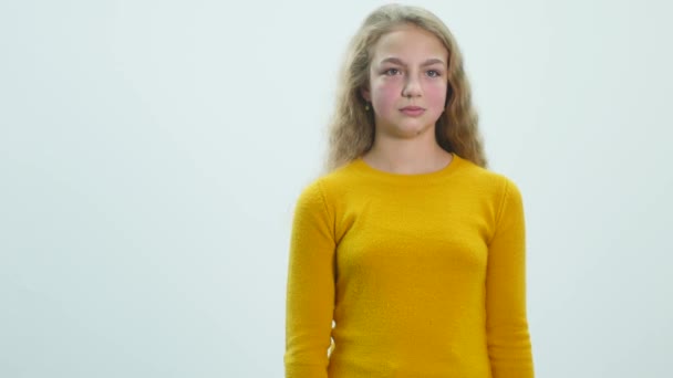 Mladá dívka ukazováčkem na kameru před bílým pozadím — Stock video