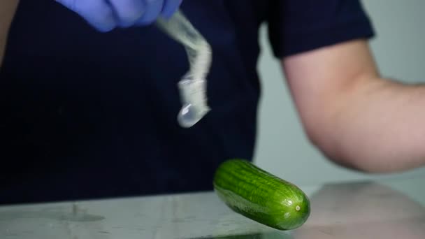 Mãos masculinas segurando pepino e preservativo. Conceito de sexo seguro — Vídeo de Stock