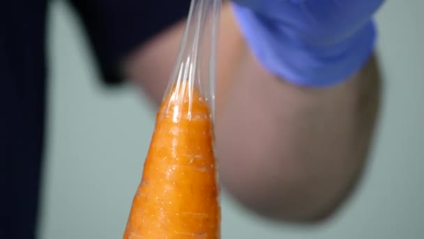 Preservativo en zanahorias. de cerca — Vídeos de Stock
