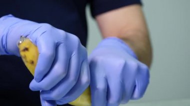 A mans el bir prezervatif bir muz üzerinde koyarak. Güvenli seks ve cinsel yolla bulaşan hastalıklardan korunma