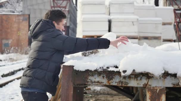 Händer att röra snö, vit vinter bakgrund — Stockvideo