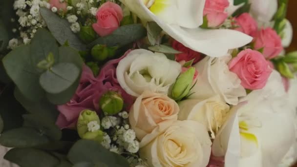 Maravilhoso buquê de casamento na mesa — Vídeo de Stock