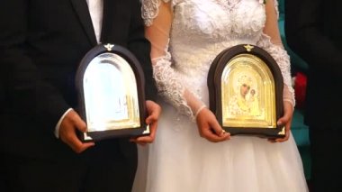 Gelin ve damat simgeleri kilisede düğün töreni sırasında tutun. Yakın çekim