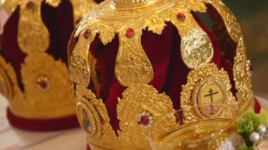 Düğün töreni için kilise öznitelikleri. Altın kron sunak üzerinde vardır. Rahip öznitelikleri. Kilisenin iç