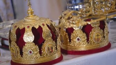 Düğün töreni için kilise öznitelikleri. Altın kron sunak üzerinde vardır. Rahip öznitelikleri. Kilisenin iç