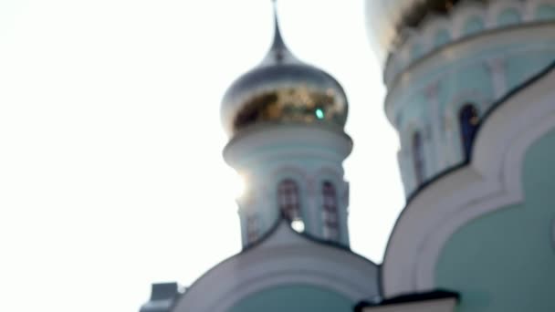 Πολύ όμορφη η Ορθόδοξη Εκκλησία στο φόντο του ουρανού — Αρχείο Βίντεο