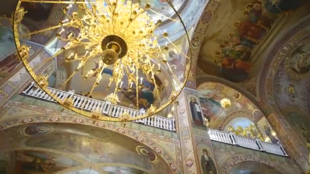Панорамирование потолка православного собора — стоковое видео