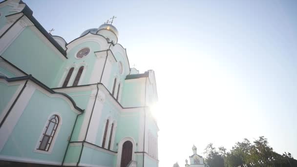 Sehr schön die orthodoxe Kirche auf dem Himmelhintergrund — Stockvideo