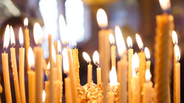 Dentro de la Iglesia Ortodoxa Las velas se están quemando — Vídeo de stock