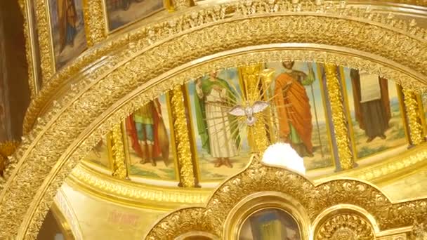 Panning van plafond van orthodoxe de kathedraal — Stockvideo