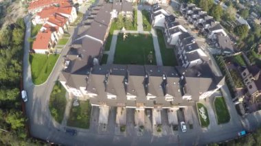 Bir dron üzerine evler uçuş