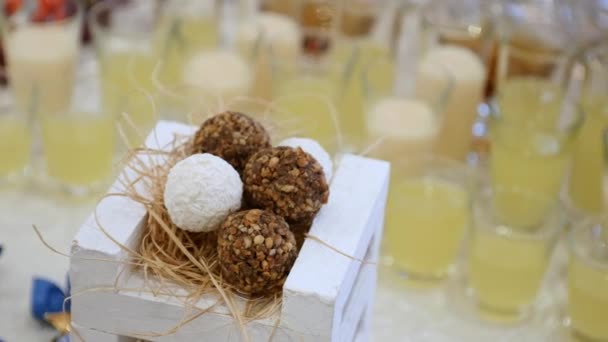 Pyszne wesele recepcja cukierki bar deser stół — Wideo stockowe
