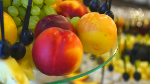 Diferentes frutas frescas en mesa buffet de bodas. Frutas y bayas Decoración de mesa de boda. Buffet recepción vinos de frutas champán. Boda decoración de mesa — Vídeo de stock